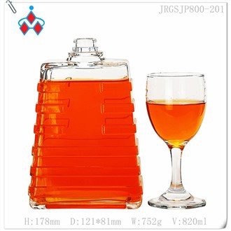 Hur förvarar jag en stor whiskyflaska i ett litet utrymme?