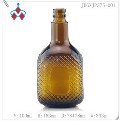 Brun flaska för sprit i glas